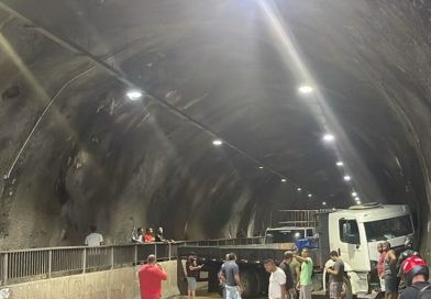 Caminhão derrapa e trava trânsito no túnel Lobato–Pirajá