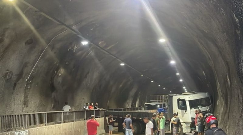 Caminhão derrapa e trava trânsito no túnel Lobato–Pirajá