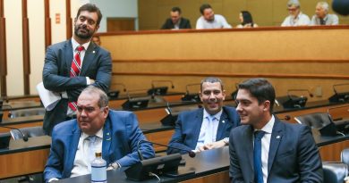 Oposição em chamas, o xadrez de Neto, o espiral do PSD e o esquecimento de Roma