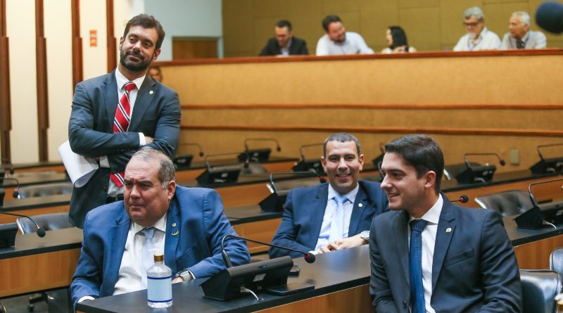 Oposição em chamas, o xadrez de Neto, o espiral do PSD e o esquecimento de Roma