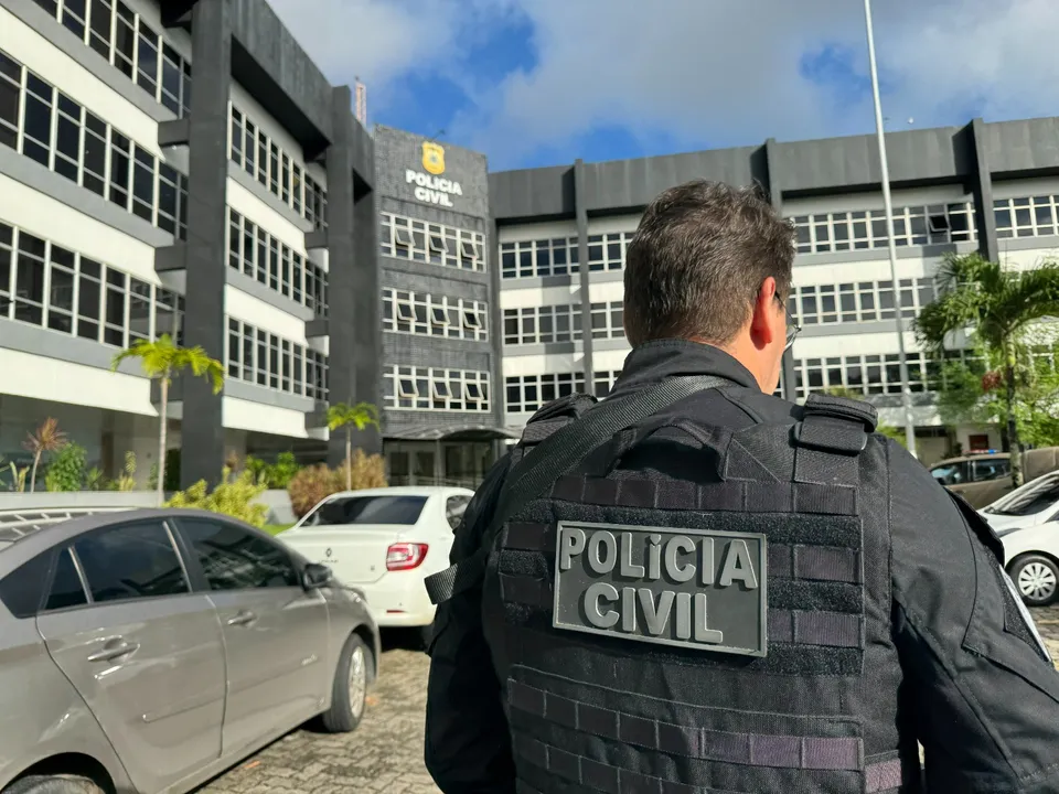 Homem é preso após asfixiar companheira até a morte em Salvador; suspeito não prestou socorro