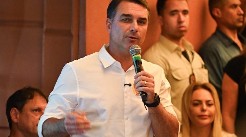 PF apura possível fuga de Flávio Bolsonaro para os EUA pela Argentina