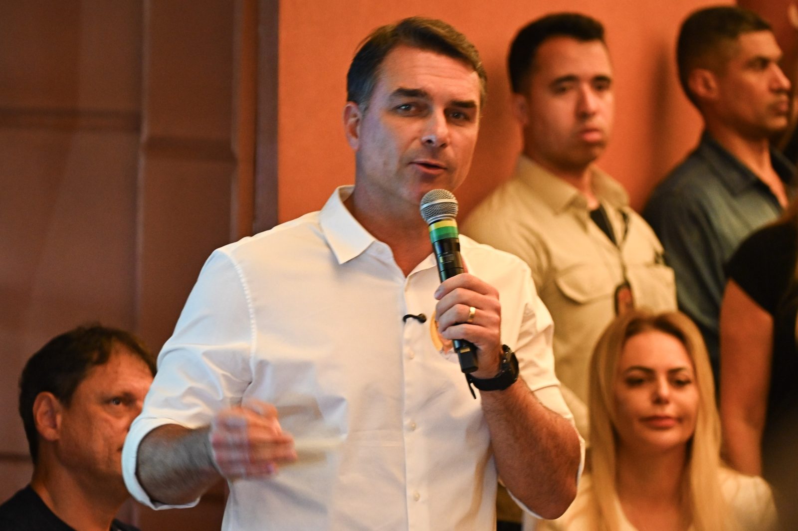 PF apura possível fuga de Flávio Bolsonaro para os EUA pela Argentina